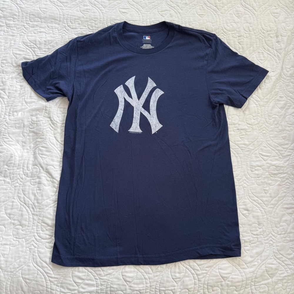 MLB Genuine Merchandise New York Yankees Logo Blue Graphic T-Shirt Men Large EUC